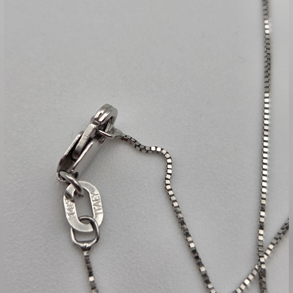 14kt White Gold Box Chain 16" In Lenght .5mm Thick With A Lobster Clasp. - Picture 5 of 6